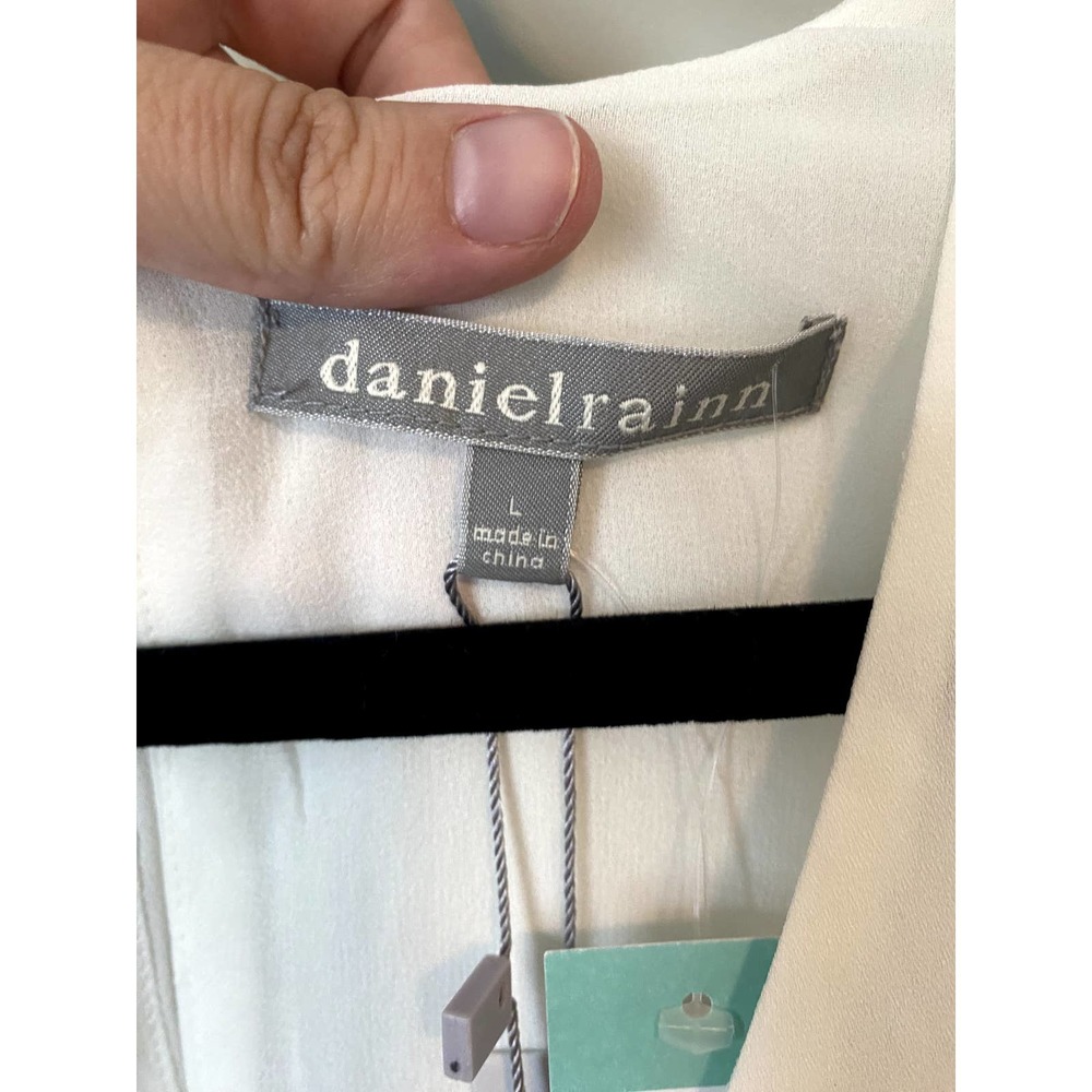 Elegant White Sleeveless Top - Picture 2 of 5